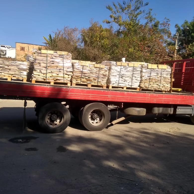 Carregamento de pedras naturais